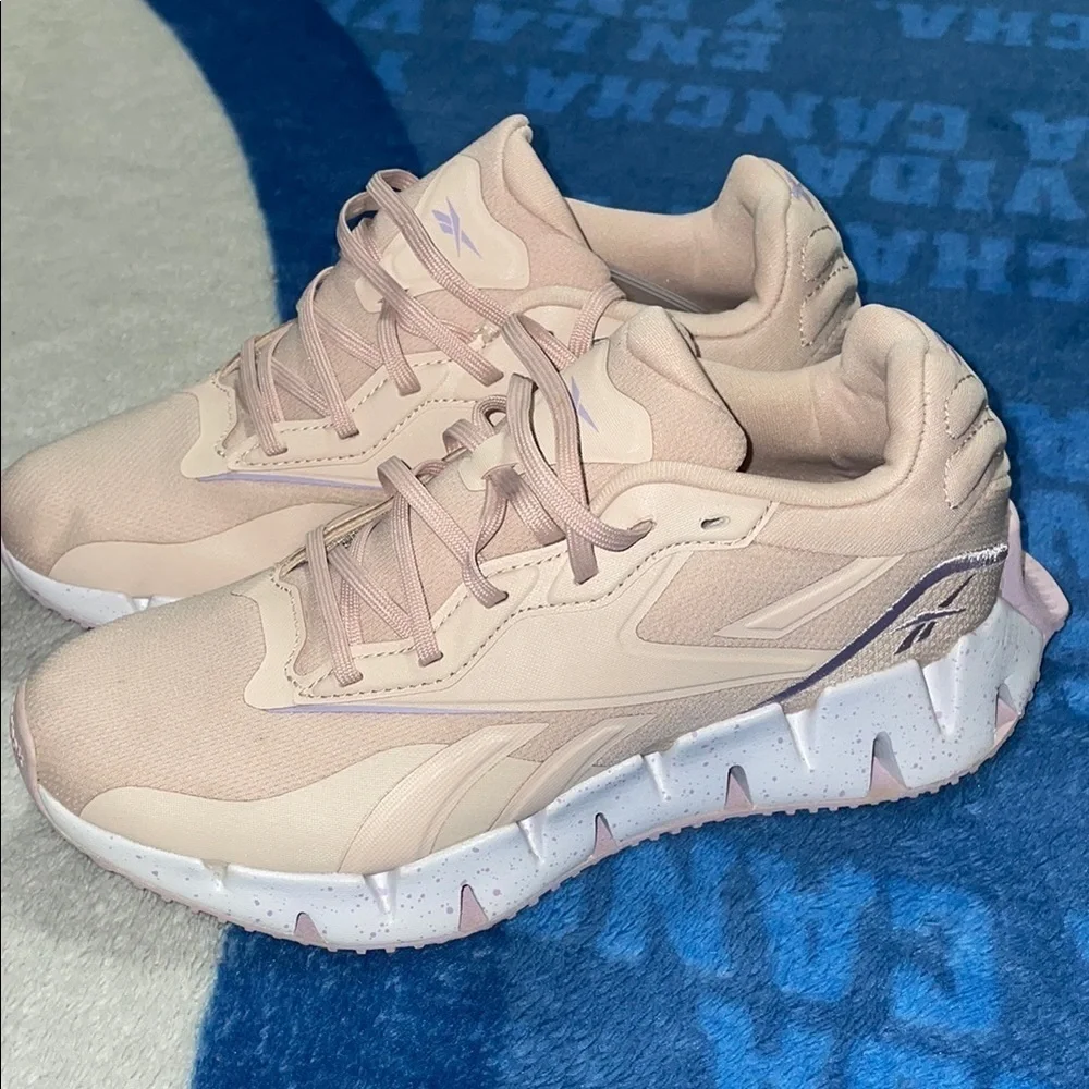 Reebok Pink Sneakers Modern Athletic Design